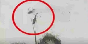 İki askeri helikopter bir birine girdi geçit töreni sırasında