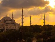 Cami girişinde derviş