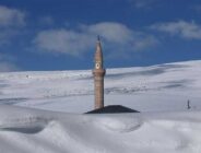 Karlar altında kaldı evler