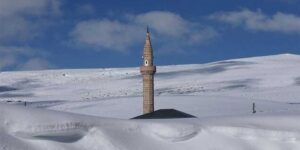 Karlar altında kaldı evler