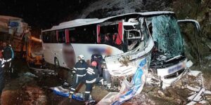 Otobüs Kamyona Çarptı