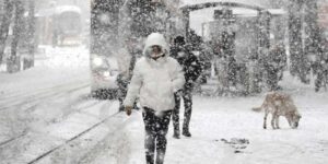 Kar lapa lapa geliyor