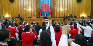 Görevlerini bıraktılar.