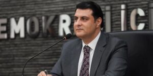 İstifa Ettiğini Duyurdu.